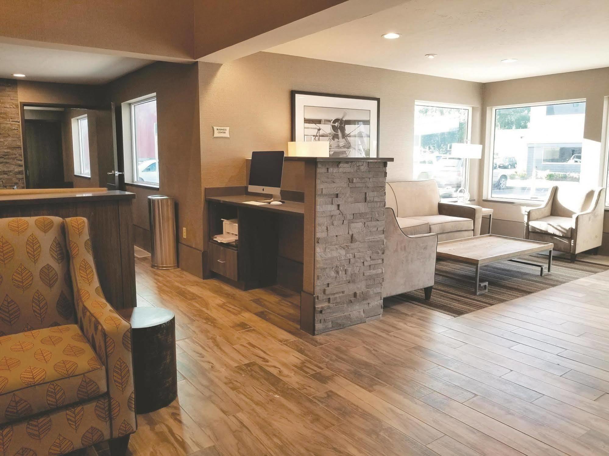 Hotel La Quinta By Wyndham Airport 3*